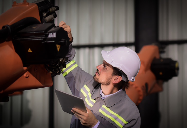 Mann mit Tablet in der Hand Wartung Roboter