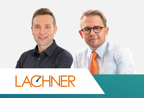 Zwei Personen lächelnd